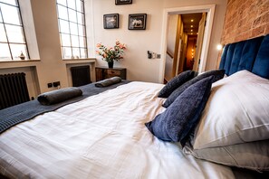 3 bedrooms, iron/ironing board, travel crib, WiFi - Grade 2 Listed Luxury & Chic Industrial 3BR Mews House with FIREPLACE (Birmingham)