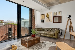 Luxe appartement | Woonruimte | Een 40-inch flatscreentelevisie met kabelzenders en Netflix