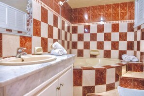 Hair dryer, towels, soap, toilet paper - Sunny Duplex in Coeur de Rabat (Rabat)