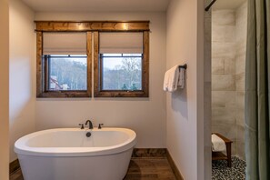 Shower, hair dryer, towels - Timberline at Eagles Nest - Village with Views! (Banner Elk)