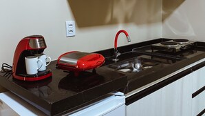 Lemari es kecil dan peralatan masak/sendok-piring