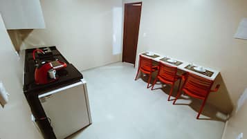 Frigobar, utensilios de cocina