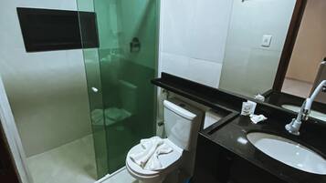 Chuveiro, toalhas de banho