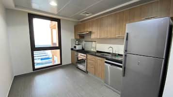 Kylskåp, mikrovågsugn, kaffe- och tebryggare och brödrost