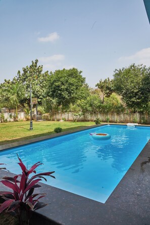 Outdoor pool - Bliss Farm Stay- lilly (Hyderabad)