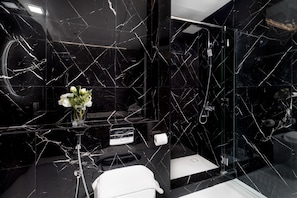 Deluxe Apartment | Bathroom | Shower, free toiletries, hair dryer, bidet