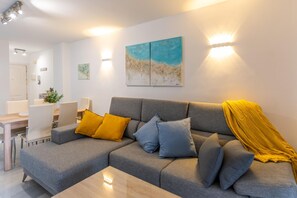 Smart TV - Beachside paradise: Stylish 3BR apt near the beach (La Cala de Mijas)