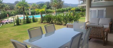 屋外ダイニングエリア