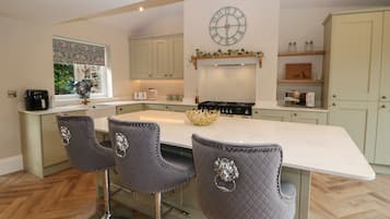 Lemari es, mesin pencuci piring, ketel listrik, dan pemanggang roti