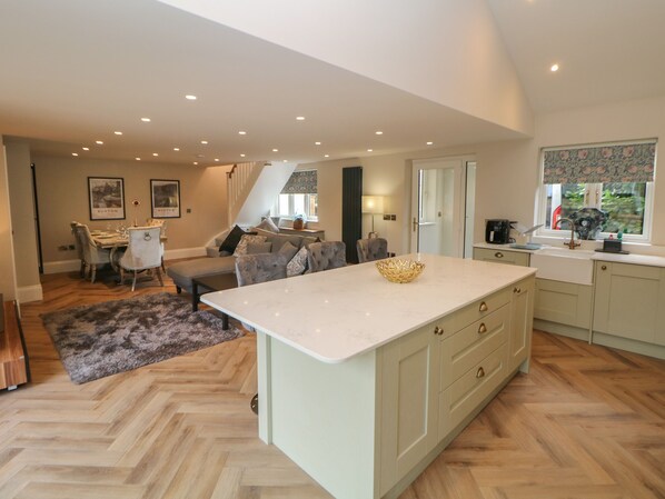 Fridge, dishwasher, electric kettle, toaster - Netherdale House (Buxton)