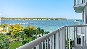 Ein Balkon mit Blick auf einen Yachthafen und ein Gewässer.