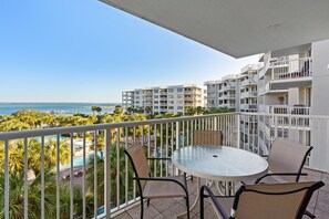 Outdoor dining - Destin West Pelican 506 ~ Incredible Bay Views ~ Lazy River (Fort Walton Beach)