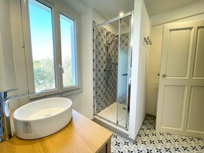 Dusche, Haartrockner, Bidet, Handtücher