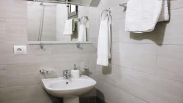 Een douche, een haardroger, handdoeken, zeep