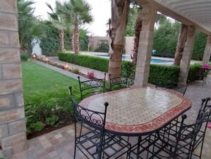 تناول الطعام بالخارج