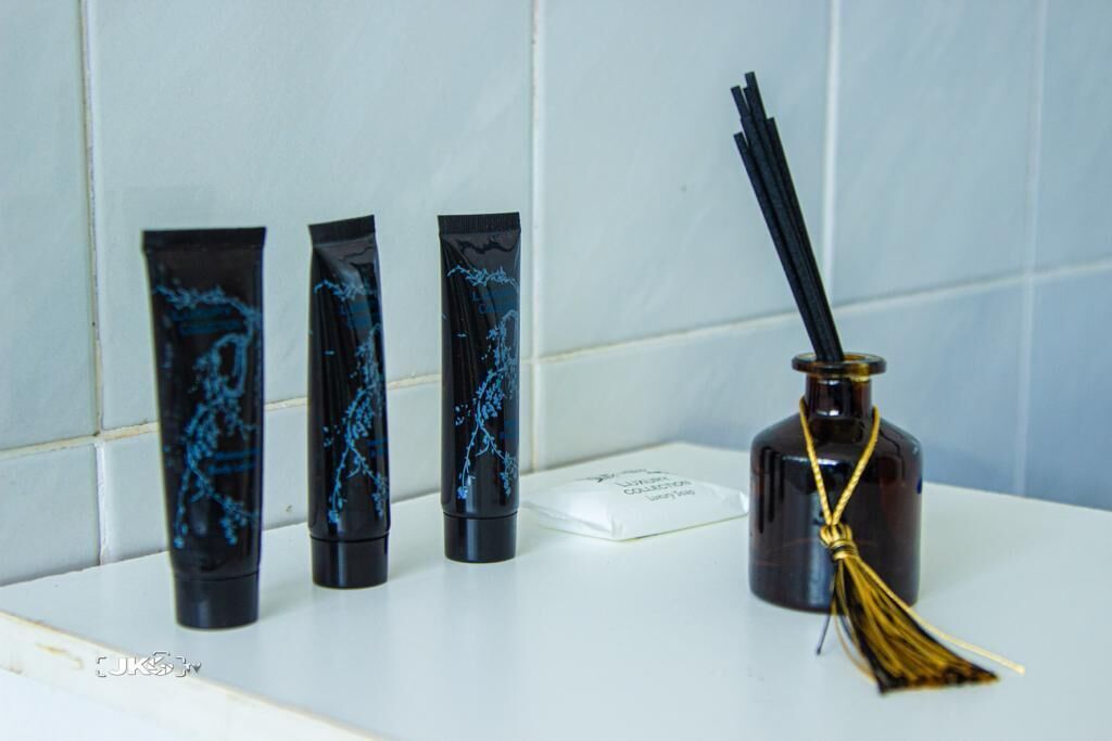 Een douche, een haardroger, handdoeken, zeep