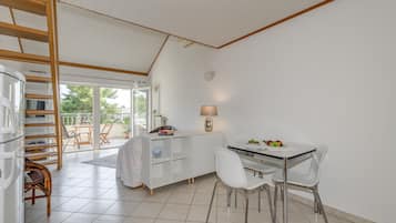 Apartment (Beachfront apartment Milan with balco) | Living area | 32-inch TV with satellite channels