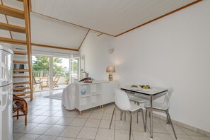 อพาร์ทเมนท์ (Beachfront apartment Milan with balco) | บริเวณนั่งเล่น | ทีวี 32 นิ้ว พร้อมช่องดาวเทียม