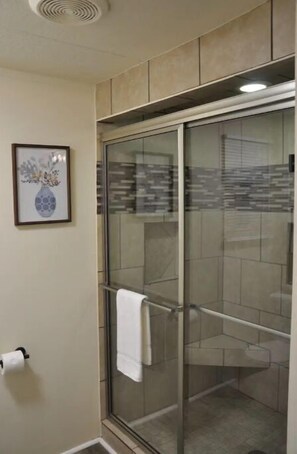 Een haardroger, handdoeken, zeep, toiletpapier
