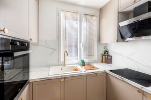 Een koelkast, een magnetron, een oven, een vaatwasser