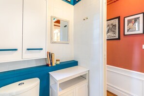 Een douche, een haardroger, handdoeken