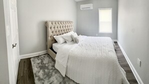 1 bedroom, iron/ironing board, WiFi, bed sheets - Luxurious, comfortable suite #1
 (Cleveland)