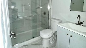 Shower, towels, soap, toilet paper - Luxurious, comfortable suite #1
 (Cleveland)