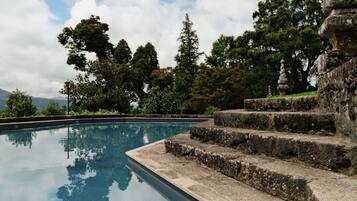 Een binnenzwembad en een buitenzwembad