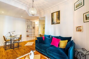 TV, books - GuestReady - Dreamy getaway in the 15th Arr. (Paris)