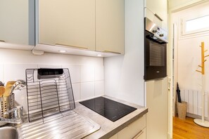 Kühlschrank, Mikrowelle, Ofen, Herdplatte