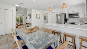 Een moderne keuken met witte kasten, roestvrijstalen apparatuur en een centraal eiland.