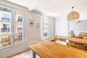 Dining - GuestReady - Blue serenity in the 15th Arr. (Paris)