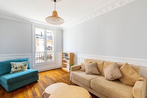 TV, books - GuestReady - Blue serenity in the 15th Arr. (Paris)