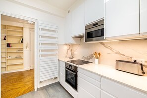 Mikrobølgeovn, ovn, opvaskemaskine, kaffe-/temaskine