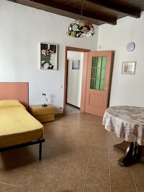 4 chambres, fer et planche à repasser, lit de bébé portatif