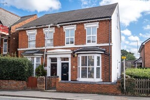 Exterior - Redditch 4 Bed 2.5 Bath | From £21 PP Per Night | 5 Star | Long Flexible Stay (Redditch)