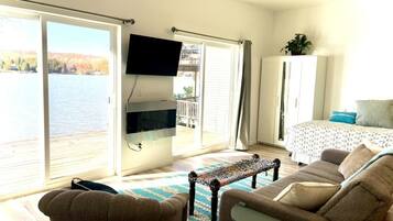 Een smart-tv en boeken