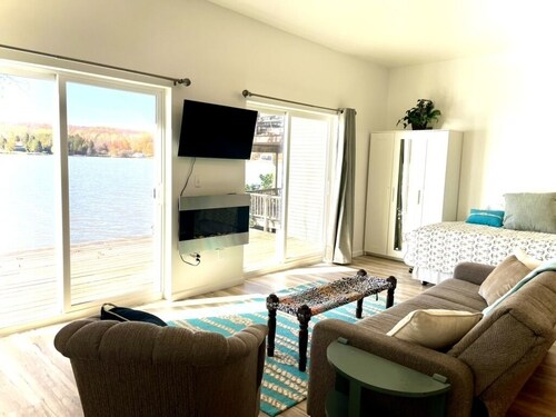 Bliss Shores: Sunset Studio Suite - Waterfront with Wraparound Deck
