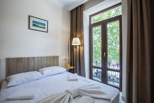 Stay in on Mashtots 16a-5