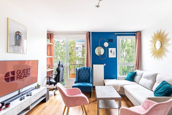 TV - GuestReady - Chic Apt Near Passerelle Bichat (Paris)