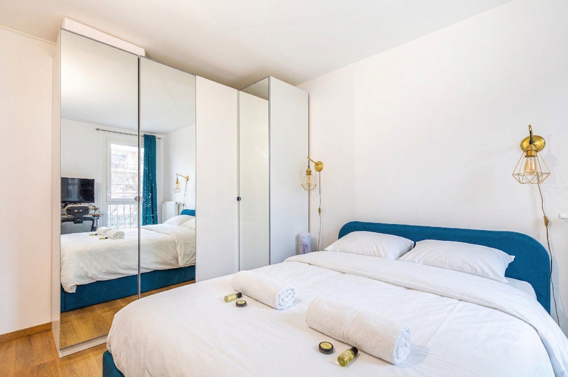 1 slaapkamer, een bureau, een strijkplank/strijkijzer, internet