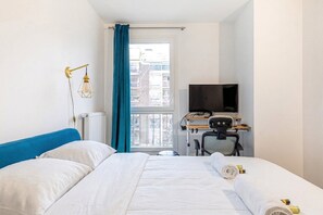2 bedrooms, desk, iron/ironing board, Internet