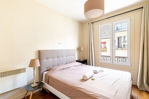 1 soverom, skrivebord, strykejern/-brett og internettilgang