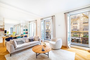 TV - GuestReady - Bourdonnais Bliss in Paris Centre (Paris)