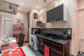 Kühlschrank, Mikrowelle, Wasserkocher mit Kaffee-/Teezubehör