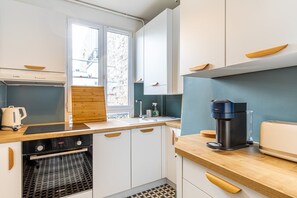 Frigorífico, microondas, horno y placa de cocina