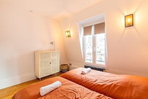 2 bedrooms, desk, Internet, bed sheets