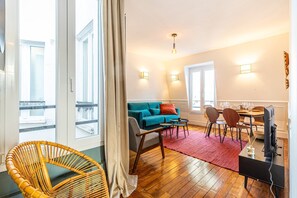 TV - GuestReady - Chic mystique near the Eiffel Tower (Paris)