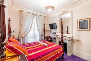 1 habitación, escritorio, tabla de planchar con plancha y internet 