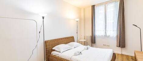 Una scrivania, ferro/asse da stiro, accesso a Internet, lenzuola